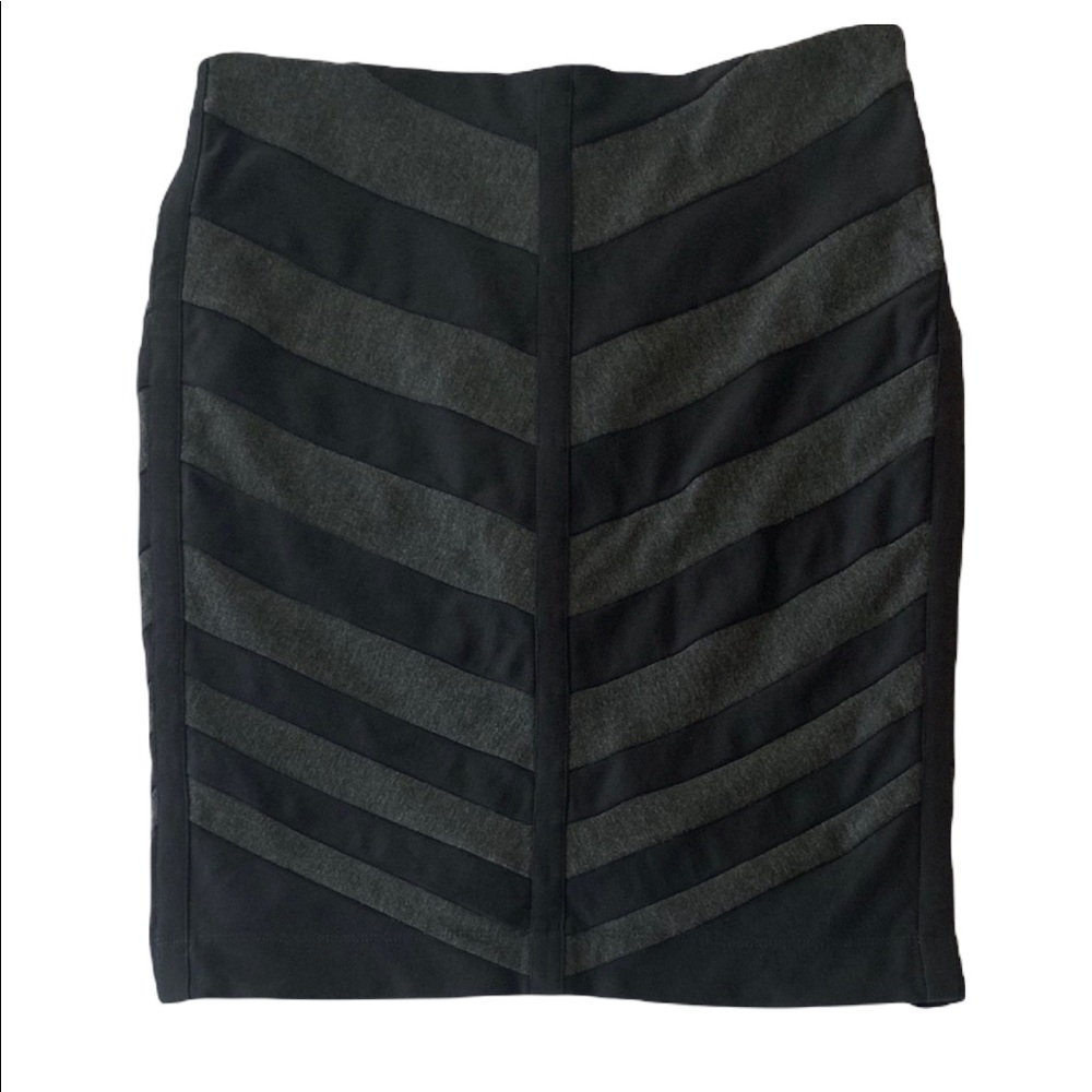 WHITE HOUSE BLACK MARKET GRAY & BLACK CHEVRON PENCIL SKIRT SIZE 8
